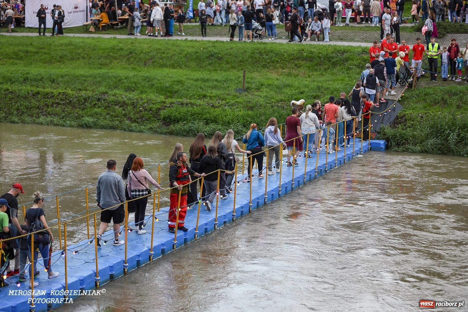 Zdjęcie w galerii na portalu naszraciborz.pl: Deszcz nie przegonił fanów – Viki Gabor i Grzegorz Hyży otworzyli Dni Raciborza [FOTO i WIDEO] wiadomości z regionu