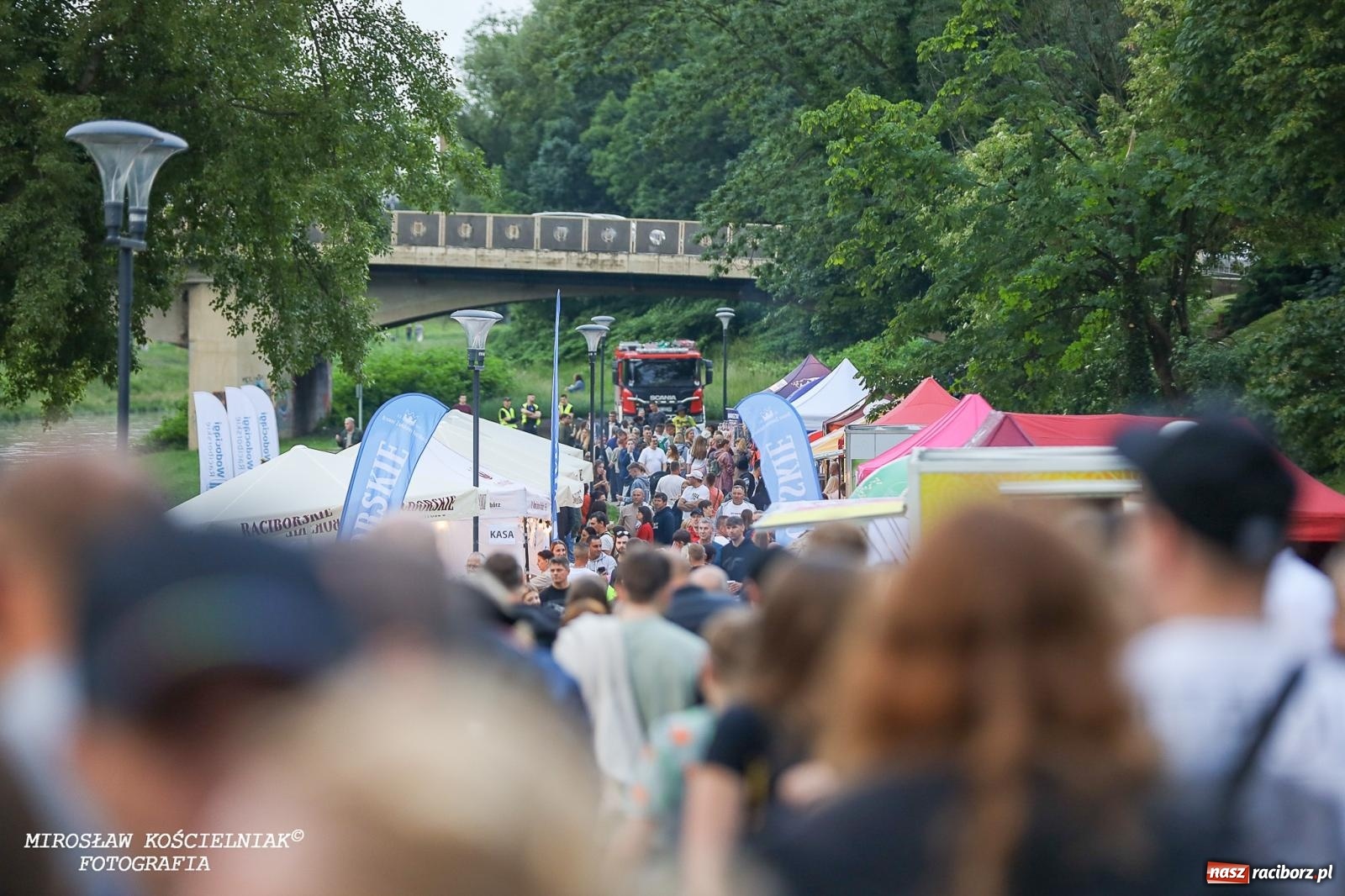 Zdjęcie w galerii na portalu naszraciborz.pl: Deszcz nie przegonił fanów – Viki Gabor i Grzegorz Hyży otworzyli Dni Raciborza [FOTO i WIDEO] wiadomości z regionu