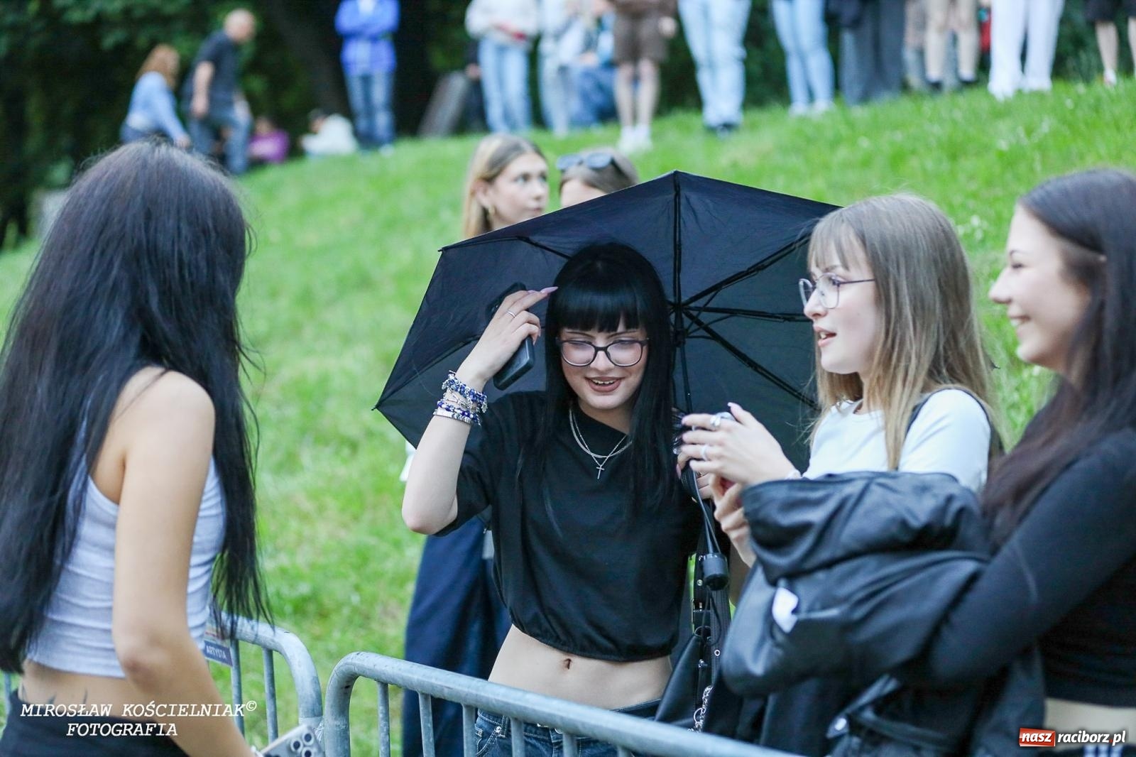 Zdjęcie w galerii na portalu naszraciborz.pl: Deszcz nie przegonił fanów – Viki Gabor i Grzegorz Hyży otworzyli Dni Raciborza [FOTO i WIDEO] wiadomości z regionu