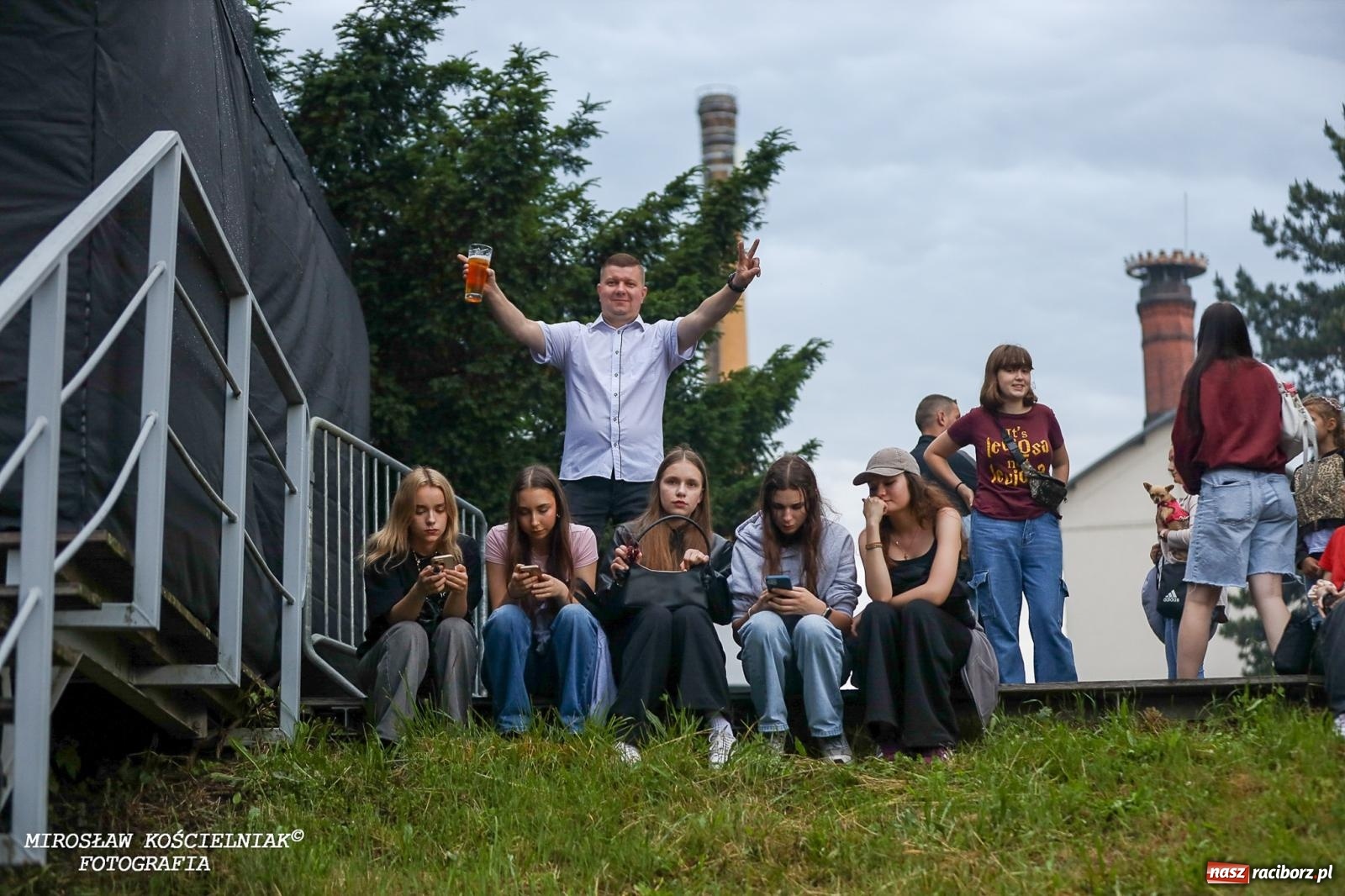 Zdjęcie w galerii na portalu naszraciborz.pl: Deszcz nie przegonił fanów – Viki Gabor i Grzegorz Hyży otworzyli Dni Raciborza [FOTO i WIDEO] wiadomości z regionu