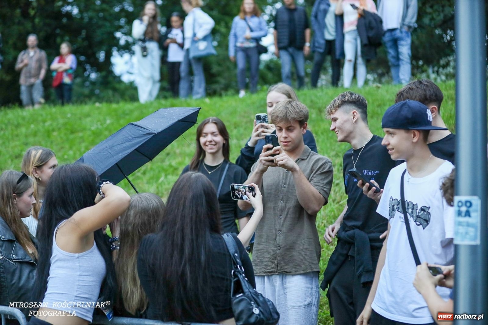 Zdjęcie w galerii na portalu naszraciborz.pl: Deszcz nie przegonił fanów – Viki Gabor i Grzegorz Hyży otworzyli Dni Raciborza [FOTO i WIDEO] wiadomości z regionu