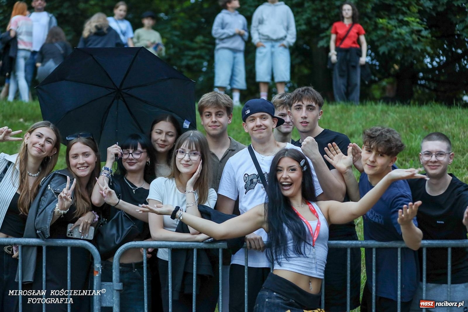 Zdjęcie w galerii na portalu naszraciborz.pl: Deszcz nie przegonił fanów – Viki Gabor i Grzegorz Hyży otworzyli Dni Raciborza [FOTO i WIDEO] wiadomości z regionu