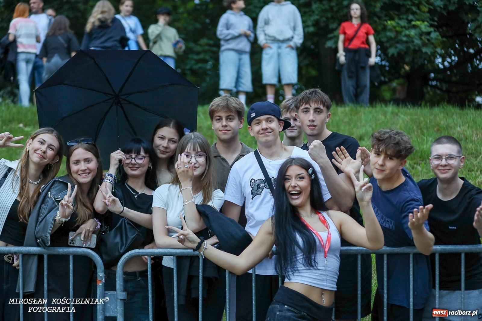 Zdjęcie w galerii na portalu naszraciborz.pl: Deszcz nie przegonił fanów – Viki Gabor i Grzegorz Hyży otworzyli Dni Raciborza [FOTO i WIDEO] wiadomości z regionu