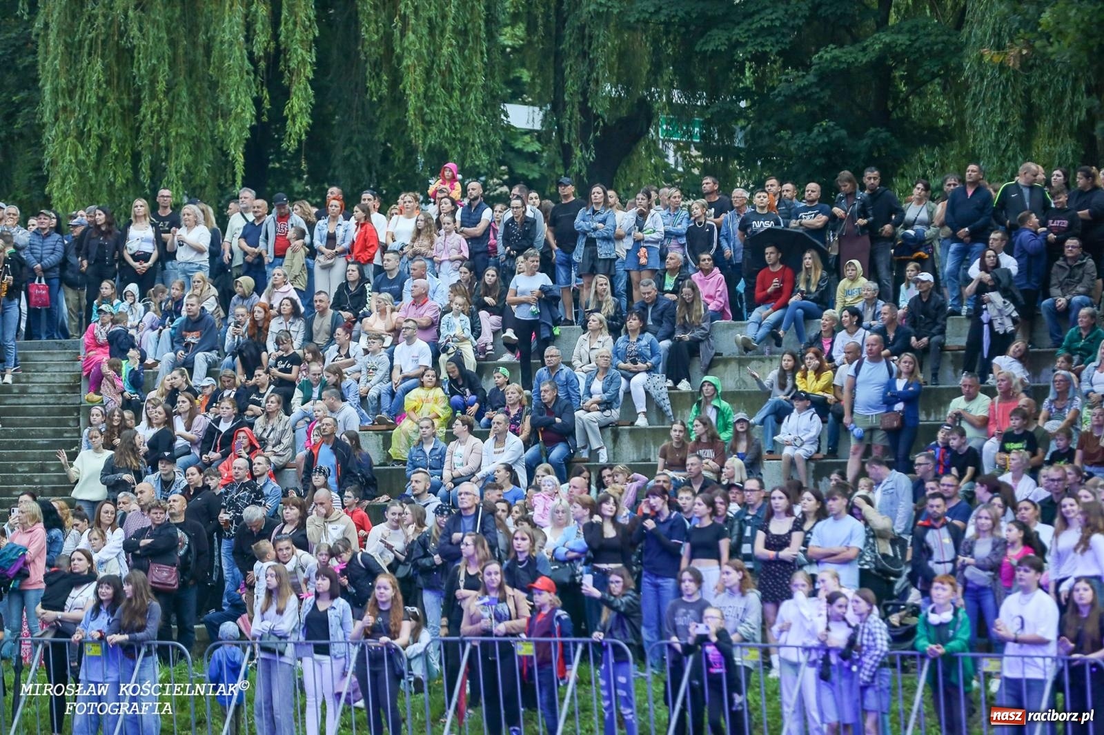 Zdjęcie w galerii na portalu naszraciborz.pl: Deszcz nie przegonił fanów – Viki Gabor i Grzegorz Hyży otworzyli Dni Raciborza [FOTO i WIDEO] wiadomości z regionu
