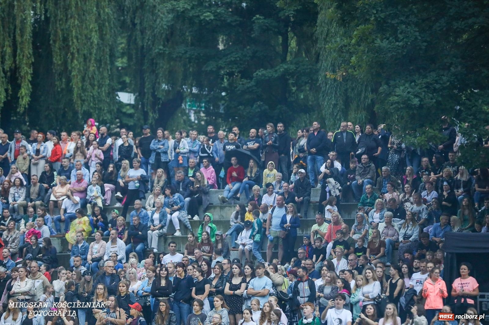 Zdjęcie w galerii na portalu naszraciborz.pl: Deszcz nie przegonił fanów – Viki Gabor i Grzegorz Hyży otworzyli Dni Raciborza [FOTO i WIDEO] wiadomości z regionu