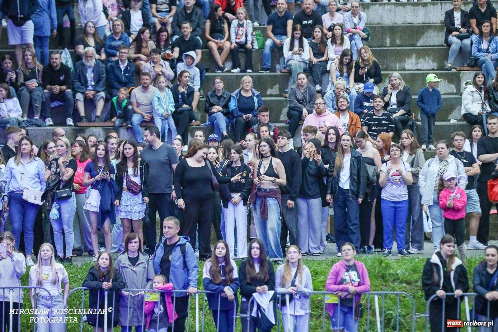 Zdjęcie w galerii na portalu naszraciborz.pl: Deszcz nie przegonił fanów – Viki Gabor i Grzegorz Hyży otworzyli Dni Raciborza [FOTO i WIDEO] wiadomości z regionu