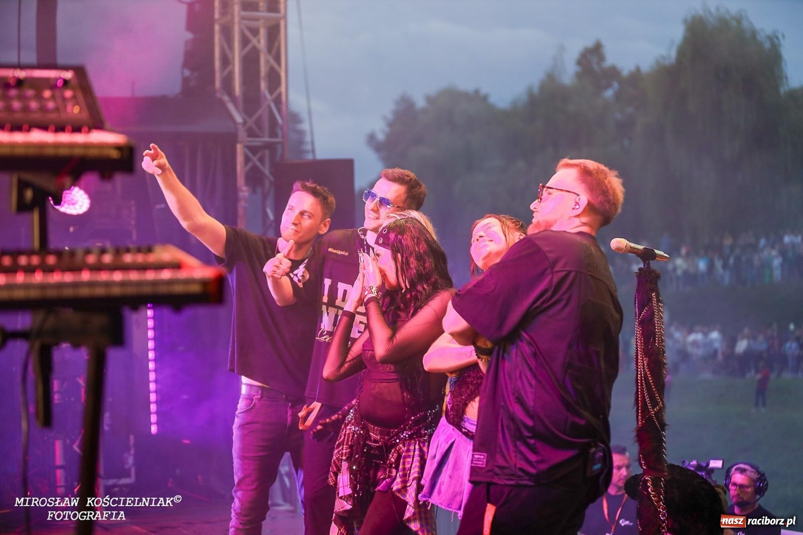 Zdjęcie w galerii na portalu naszraciborz.pl: Deszcz nie przegonił fanów – Viki Gabor i Grzegorz Hyży otworzyli Dni Raciborza [FOTO i WIDEO] wiadomości z regionu