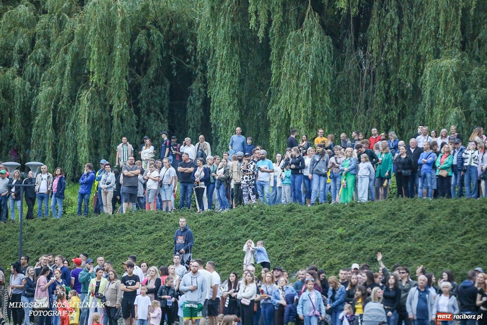 Zdjęcie w galerii na portalu naszraciborz.pl: Deszcz nie przegonił fanów – Viki Gabor i Grzegorz Hyży otworzyli Dni Raciborza [FOTO i WIDEO] wiadomości z regionu