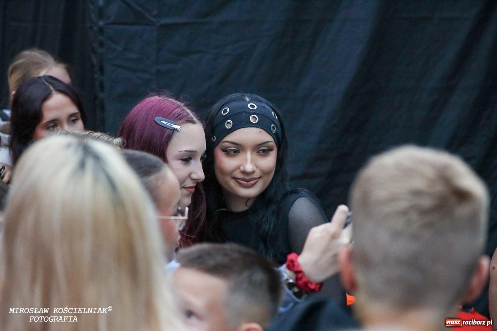 Zdjęcie w galerii na portalu naszraciborz.pl: Deszcz nie przegonił fanów – Viki Gabor i Grzegorz Hyży otworzyli Dni Raciborza [FOTO i WIDEO] wiadomości z regionu