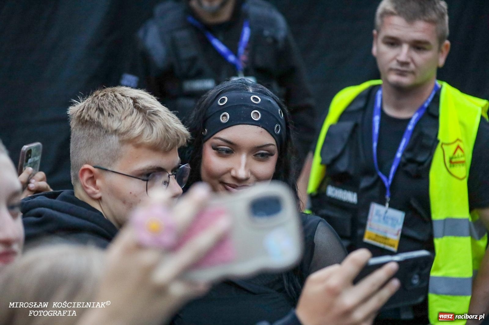 Zdjęcie w galerii na portalu naszraciborz.pl: Deszcz nie przegonił fanów – Viki Gabor i Grzegorz Hyży otworzyli Dni Raciborza [FOTO i WIDEO] wiadomości z regionu