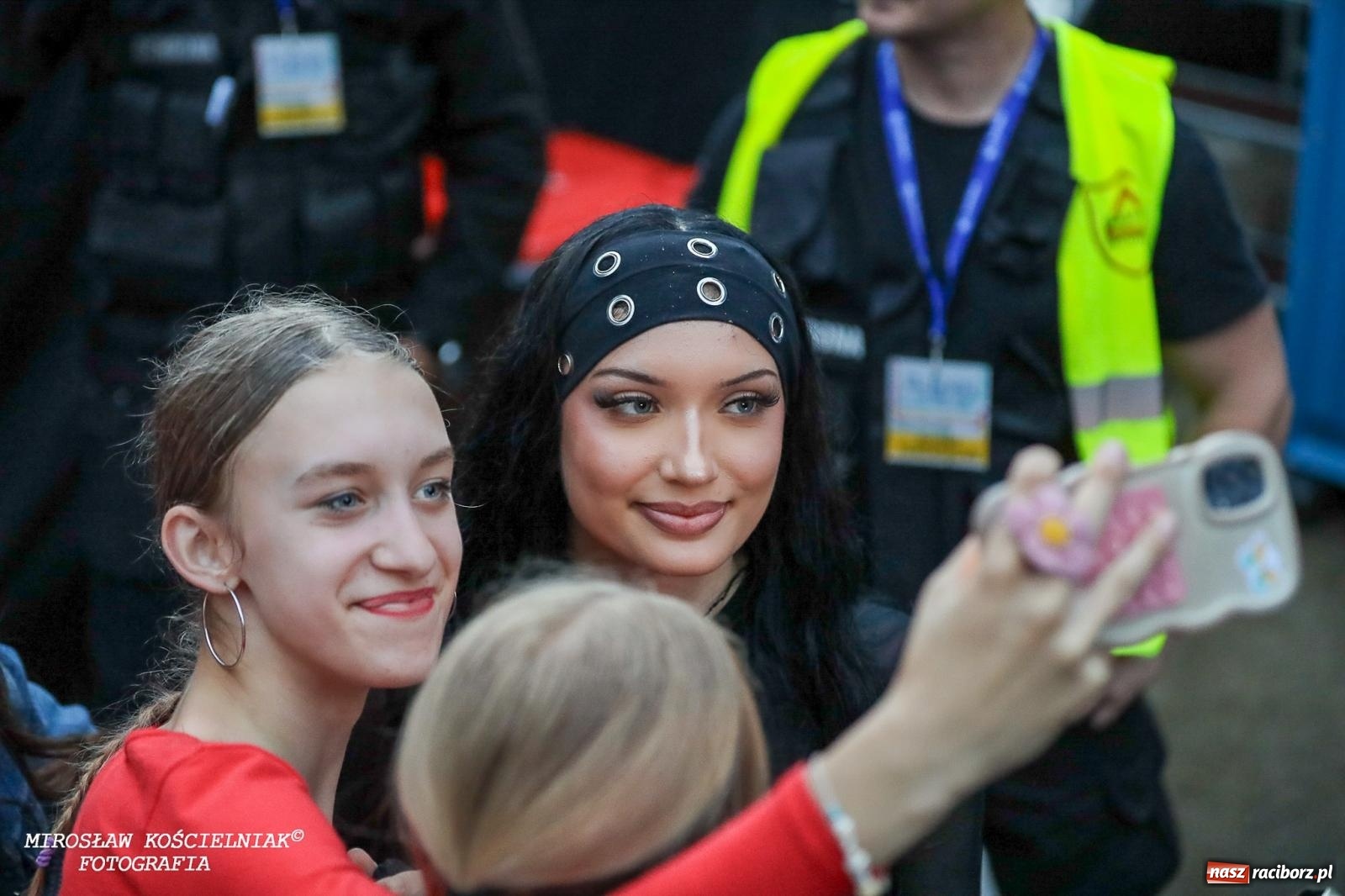Zdjęcie w galerii na portalu naszraciborz.pl: Deszcz nie przegonił fanów – Viki Gabor i Grzegorz Hyży otworzyli Dni Raciborza [FOTO i WIDEO] wiadomości z regionu