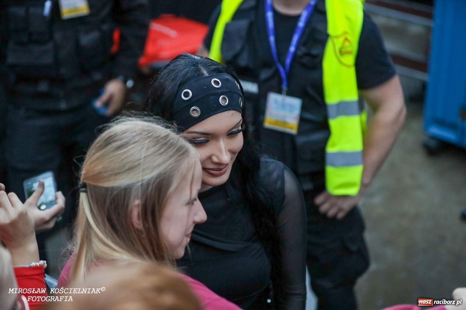 Zdjęcie w galerii na portalu naszraciborz.pl: Deszcz nie przegonił fanów – Viki Gabor i Grzegorz Hyży otworzyli Dni Raciborza [FOTO i WIDEO] wiadomości z regionu