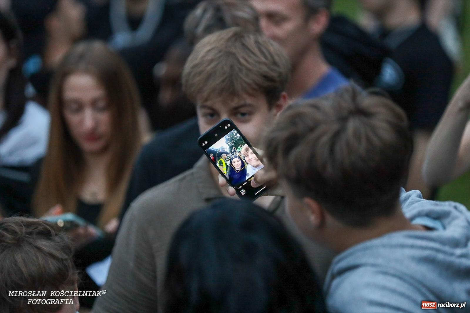 Zdjęcie w galerii na portalu naszraciborz.pl: Deszcz nie przegonił fanów – Viki Gabor i Grzegorz Hyży otworzyli Dni Raciborza [FOTO i WIDEO] wiadomości z regionu