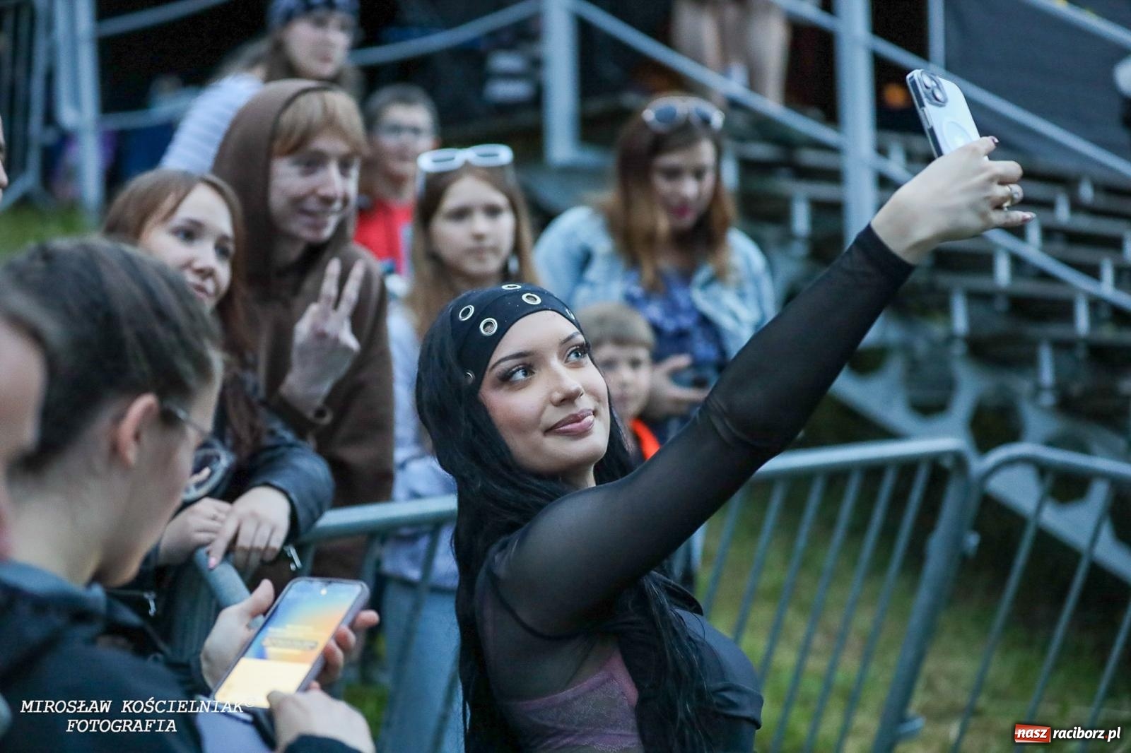 Zdjęcie w galerii na portalu naszraciborz.pl: Deszcz nie przegonił fanów – Viki Gabor i Grzegorz Hyży otworzyli Dni Raciborza [FOTO i WIDEO] wiadomości z regionu