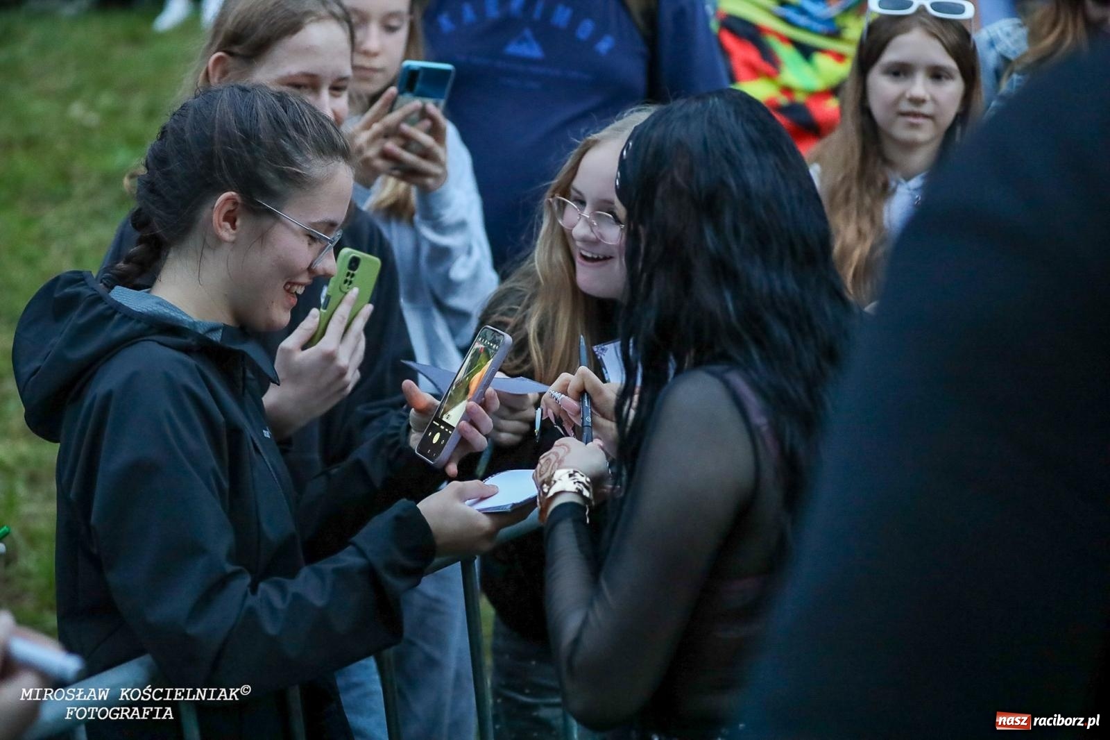 Zdjęcie w galerii na portalu naszraciborz.pl: Deszcz nie przegonił fanów – Viki Gabor i Grzegorz Hyży otworzyli Dni Raciborza [FOTO i WIDEO] wiadomości z regionu