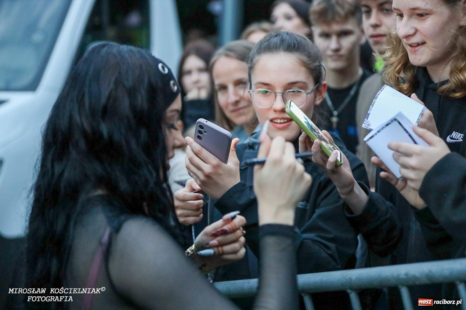 Zdjęcie w galerii na portalu naszraciborz.pl: Deszcz nie przegonił fanów – Viki Gabor i Grzegorz Hyży otworzyli Dni Raciborza [FOTO i WIDEO] wiadomości z regionu