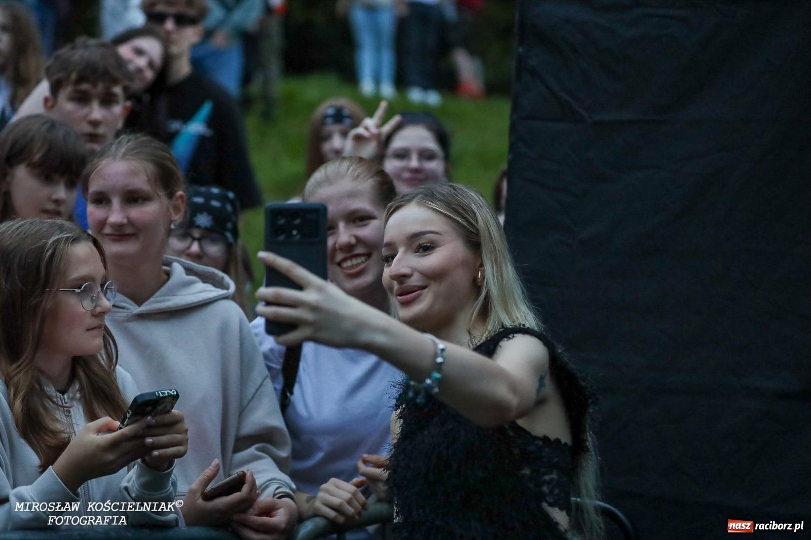 Zdjęcie w galerii na portalu naszraciborz.pl: Deszcz nie przegonił fanów – Viki Gabor i Grzegorz Hyży otworzyli Dni Raciborza [FOTO i WIDEO] wiadomości z regionu