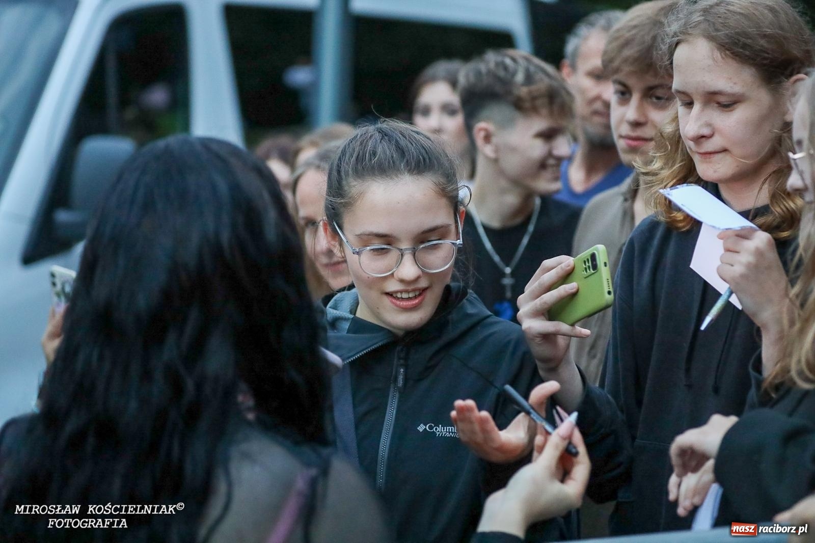 Zdjęcie w galerii na portalu naszraciborz.pl: Deszcz nie przegonił fanów – Viki Gabor i Grzegorz Hyży otworzyli Dni Raciborza [FOTO i WIDEO] wiadomości z regionu