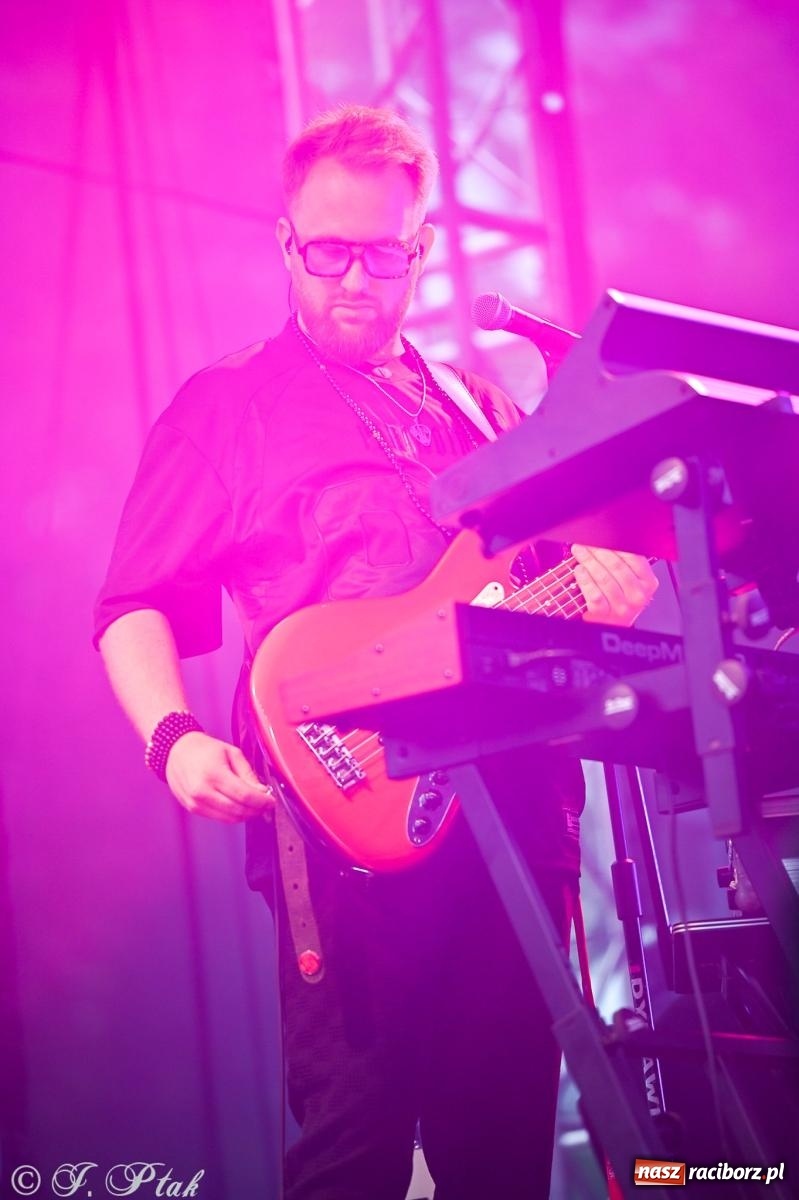 Zdjęcie w galerii na portalu naszraciborz.pl: Deszcz nie przegonił fanów – Viki Gabor i Grzegorz Hyży otworzyli Dni Raciborza [FOTO i WIDEO] wiadomości z regionu