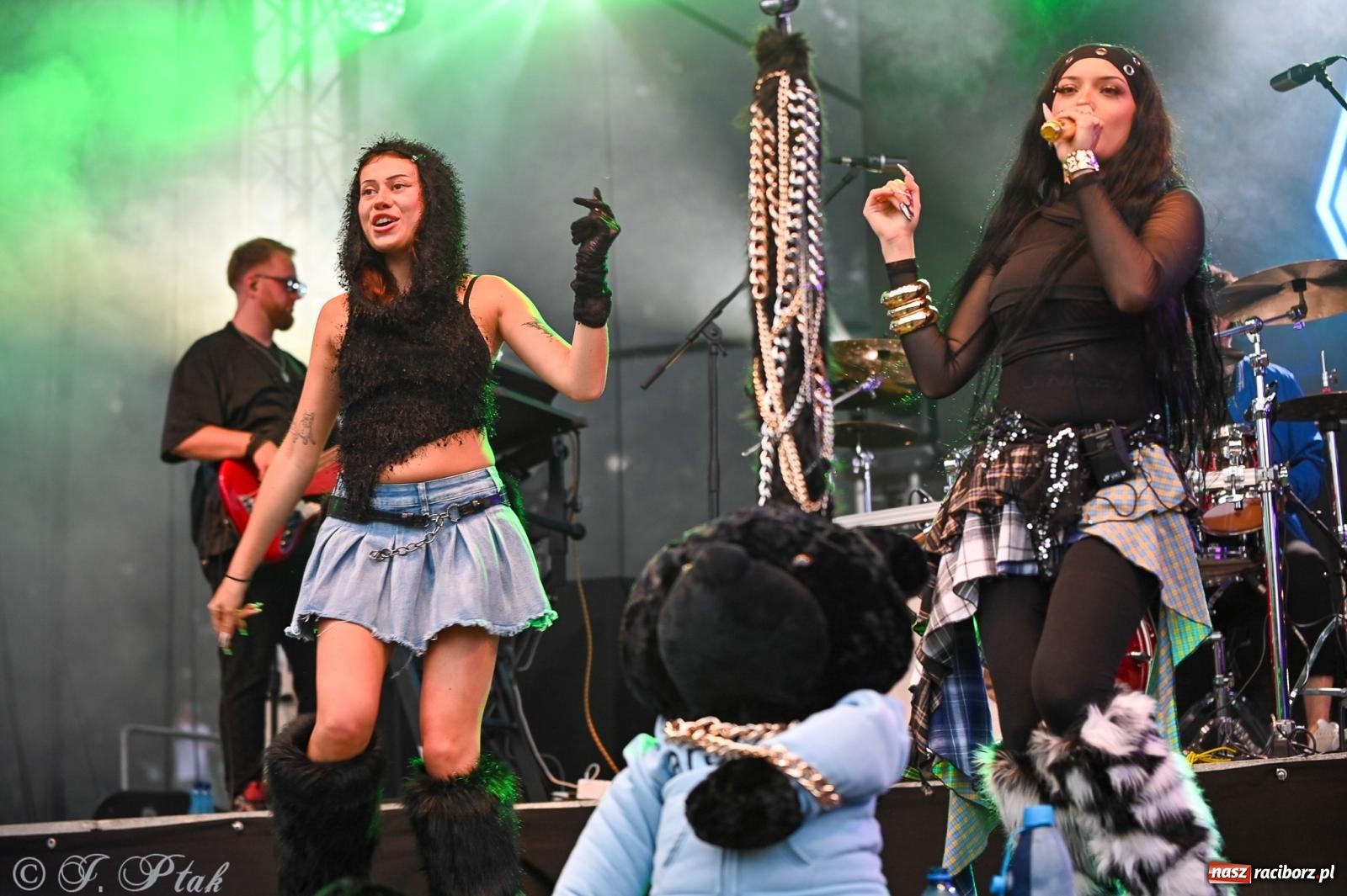 Zdjęcie w galerii na portalu naszraciborz.pl: Deszcz nie przegonił fanów – Viki Gabor i Grzegorz Hyży otworzyli Dni Raciborza [FOTO i WIDEO] wiadomości z regionu