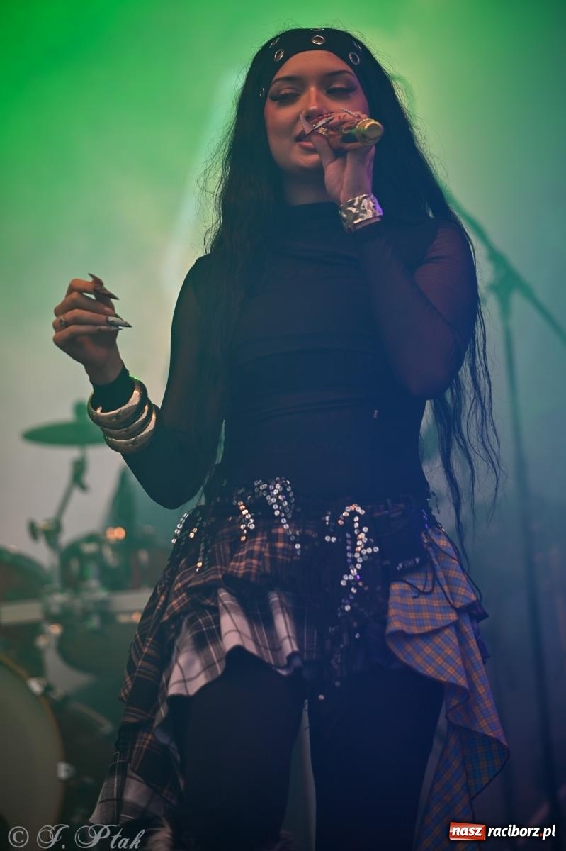 Zdjęcie w galerii na portalu naszraciborz.pl: Deszcz nie przegonił fanów – Viki Gabor i Grzegorz Hyży otworzyli Dni Raciborza [FOTO i WIDEO] wiadomości z regionu