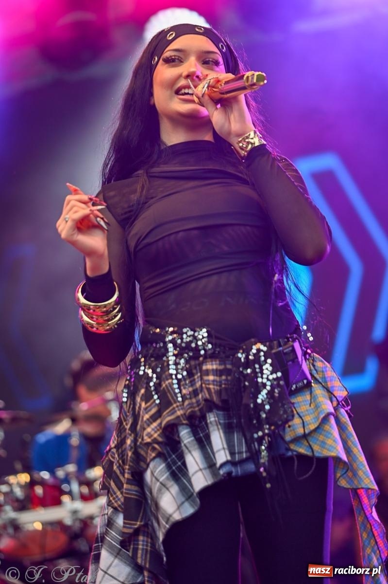 Zdjęcie w galerii na portalu naszraciborz.pl: Deszcz nie przegonił fanów – Viki Gabor i Grzegorz Hyży otworzyli Dni Raciborza [FOTO i WIDEO] wiadomości z regionu