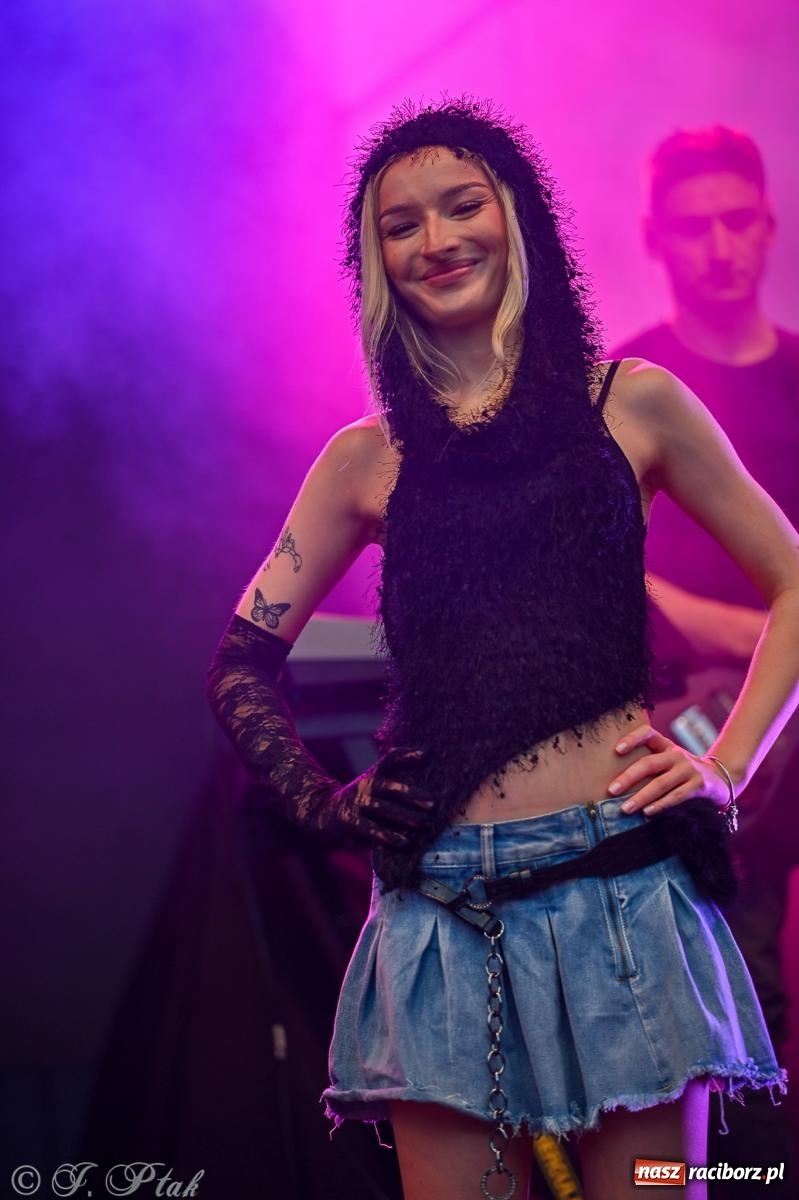 Zdjęcie w galerii na portalu naszraciborz.pl: Deszcz nie przegonił fanów – Viki Gabor i Grzegorz Hyży otworzyli Dni Raciborza [FOTO i WIDEO] wiadomości z regionu