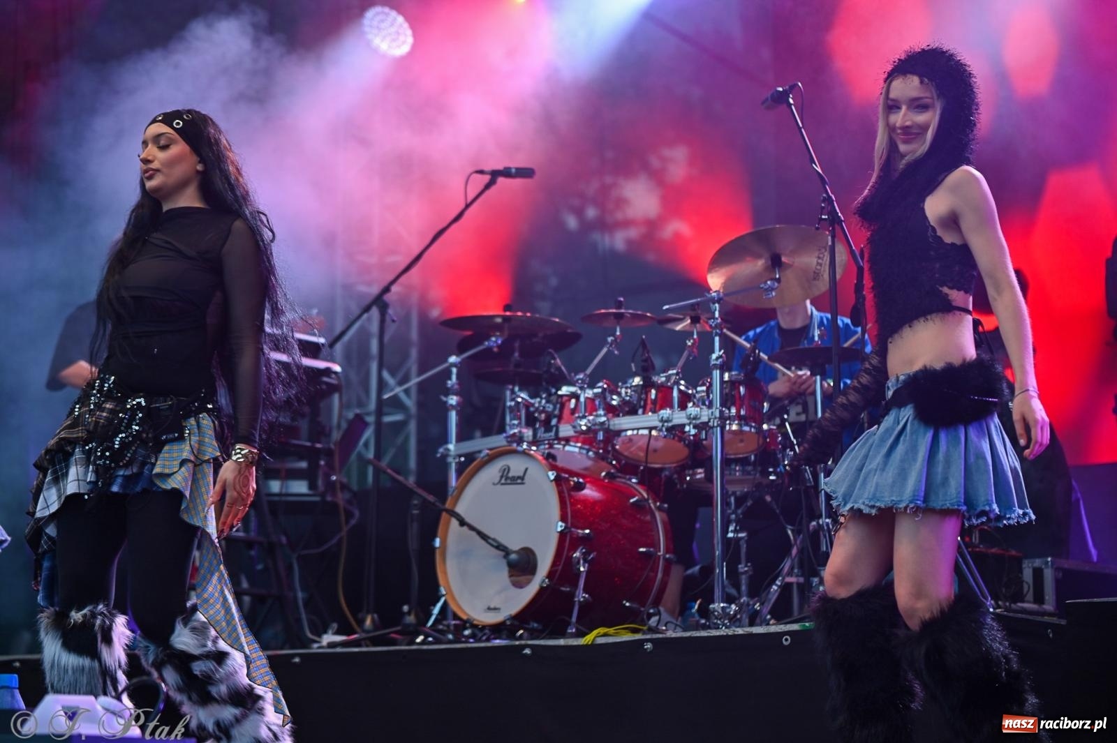 Zdjęcie w galerii na portalu naszraciborz.pl: Deszcz nie przegonił fanów – Viki Gabor i Grzegorz Hyży otworzyli Dni Raciborza [FOTO i WIDEO] wiadomości z regionu