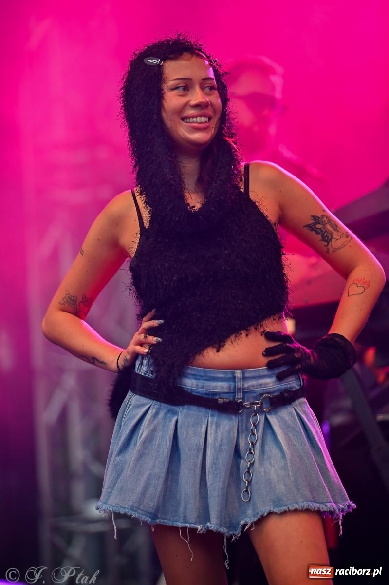 Zdjęcie w galerii na portalu naszraciborz.pl: Deszcz nie przegonił fanów – Viki Gabor i Grzegorz Hyży otworzyli Dni Raciborza [FOTO i WIDEO] wiadomości z regionu