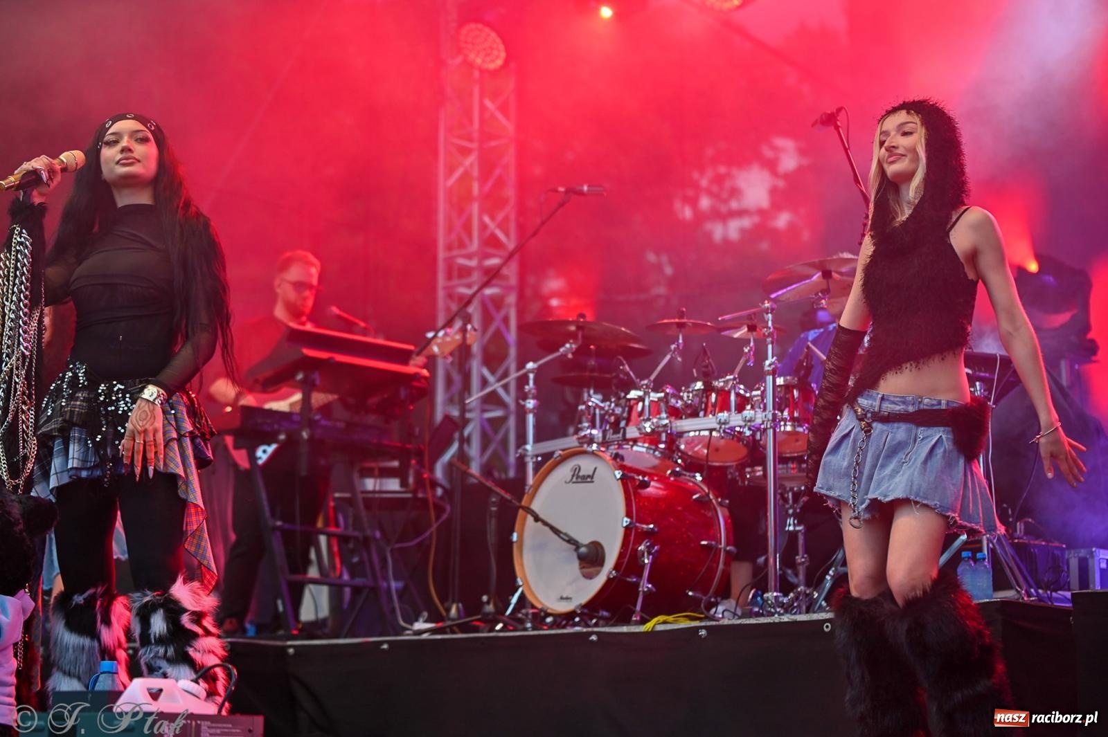 Zdjęcie w galerii na portalu naszraciborz.pl: Deszcz nie przegonił fanów – Viki Gabor i Grzegorz Hyży otworzyli Dni Raciborza [FOTO i WIDEO] wiadomości z regionu