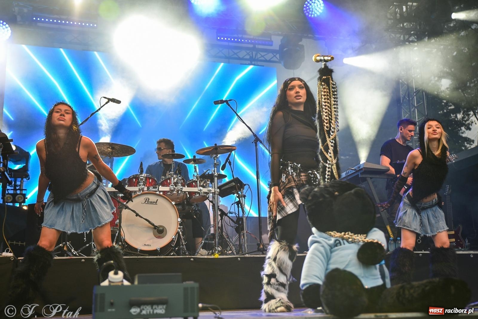 Zdjęcie w galerii na portalu naszraciborz.pl: Deszcz nie przegonił fanów – Viki Gabor i Grzegorz Hyży otworzyli Dni Raciborza [FOTO i WIDEO] wiadomości z regionu