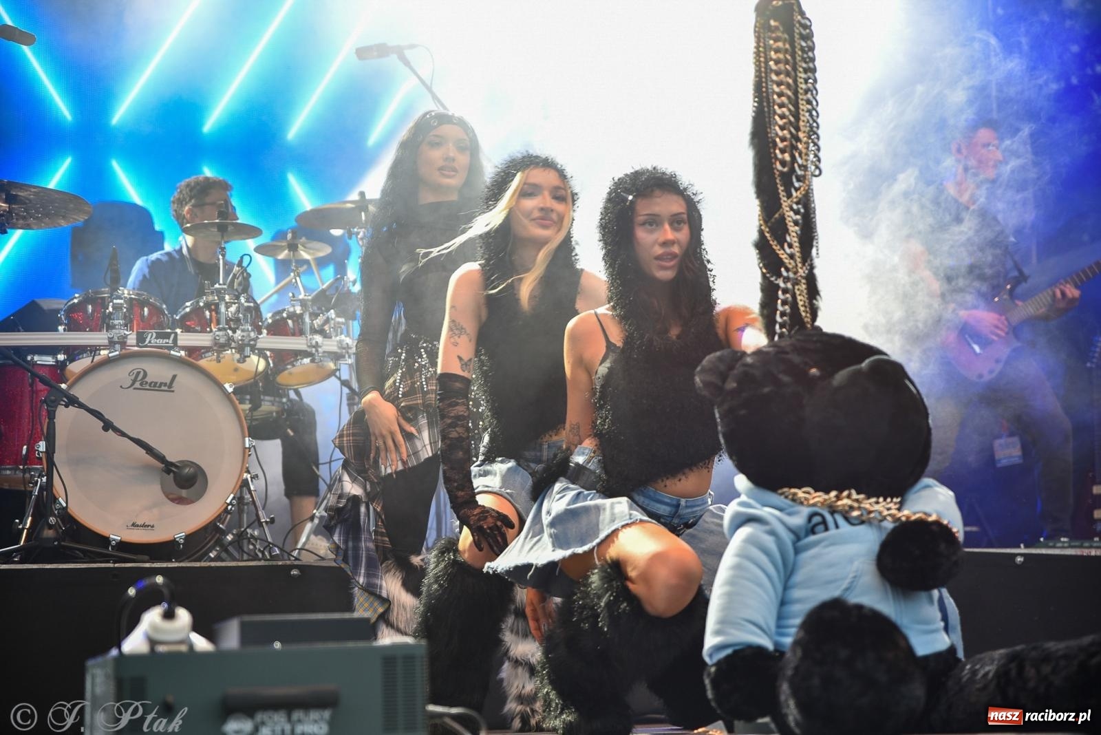 Zdjęcie w galerii na portalu naszraciborz.pl: Deszcz nie przegonił fanów – Viki Gabor i Grzegorz Hyży otworzyli Dni Raciborza [FOTO i WIDEO] wiadomości z regionu