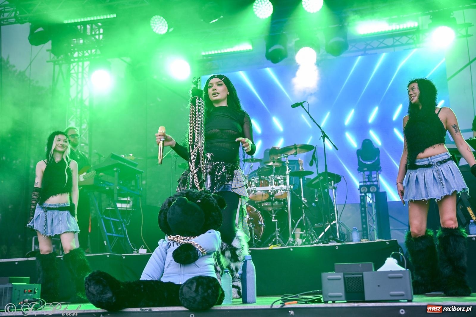 Zdjęcie w galerii na portalu naszraciborz.pl: Deszcz nie przegonił fanów – Viki Gabor i Grzegorz Hyży otworzyli Dni Raciborza [FOTO i WIDEO] wiadomości z regionu