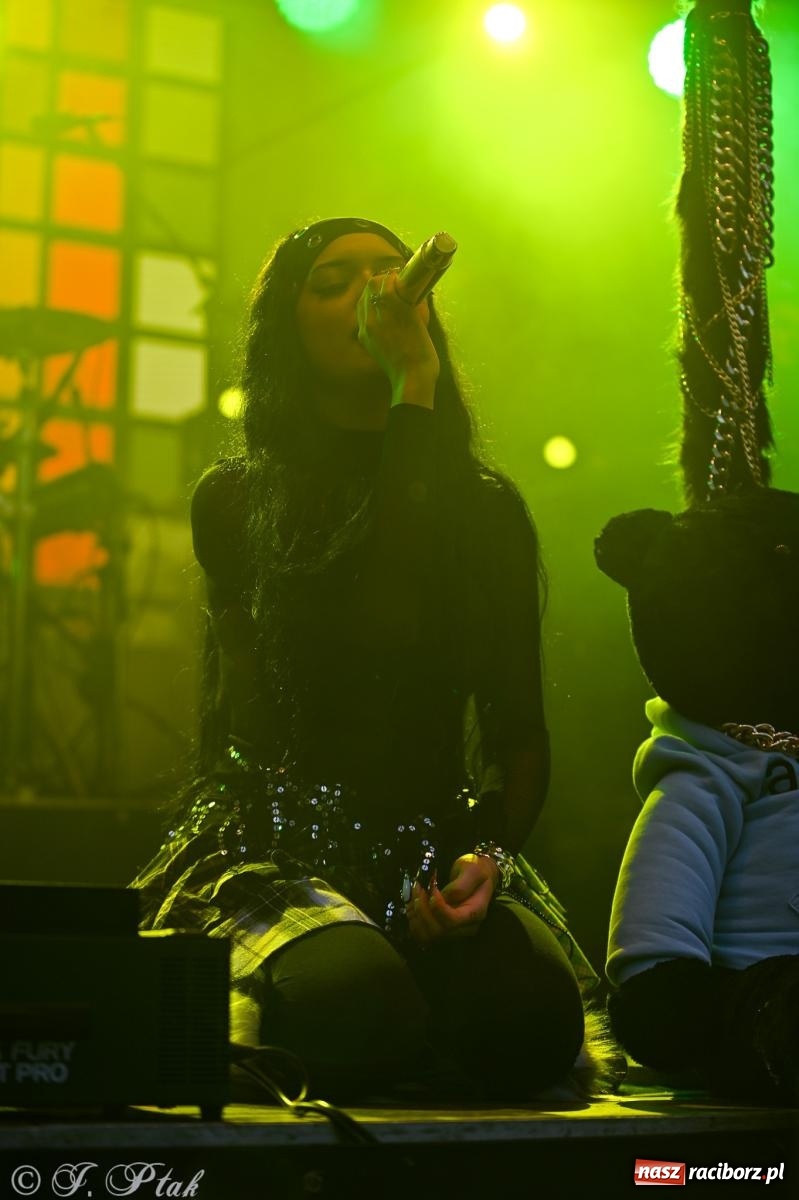 Zdjęcie w galerii na portalu naszraciborz.pl: Deszcz nie przegonił fanów – Viki Gabor i Grzegorz Hyży otworzyli Dni Raciborza [FOTO i WIDEO] wiadomości z regionu