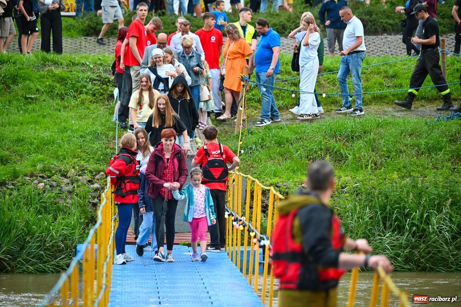 Zdjęcie w galerii na portalu naszraciborz.pl: Deszcz nie przegonił fanów – Viki Gabor i Grzegorz Hyży otworzyli Dni Raciborza [FOTO i WIDEO] wiadomości z regionu