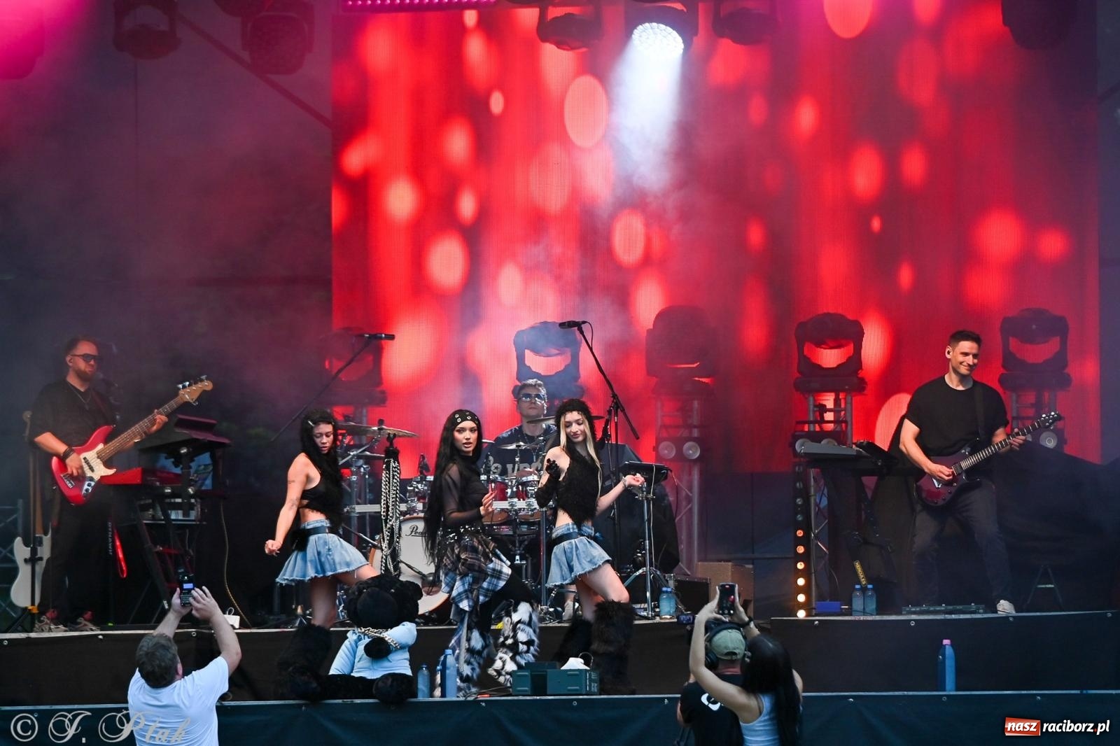 Zdjęcie w galerii na portalu naszraciborz.pl: Deszcz nie przegonił fanów – Viki Gabor i Grzegorz Hyży otworzyli Dni Raciborza [FOTO i WIDEO] wiadomości z regionu