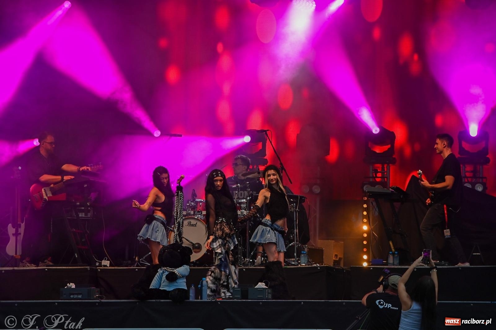 Zdjęcie w galerii na portalu naszraciborz.pl: Deszcz nie przegonił fanów – Viki Gabor i Grzegorz Hyży otworzyli Dni Raciborza [FOTO i WIDEO] wiadomości z regionu