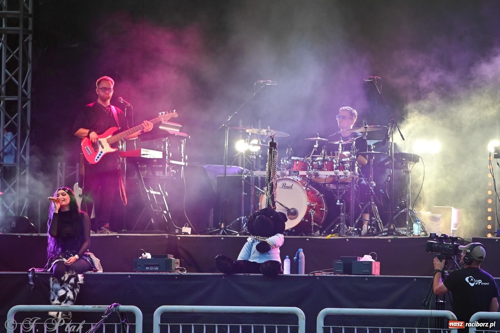 Zdjęcie w galerii na portalu naszraciborz.pl: Deszcz nie przegonił fanów – Viki Gabor i Grzegorz Hyży otworzyli Dni Raciborza [FOTO i WIDEO] wiadomości z regionu