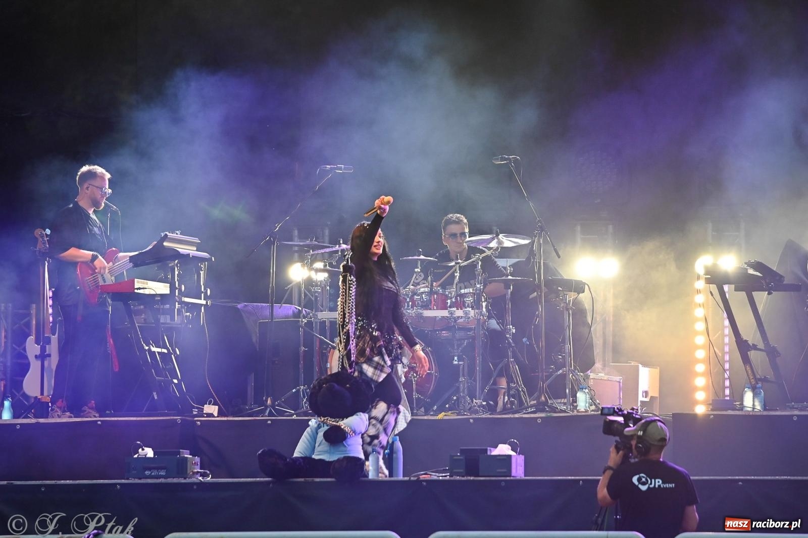 Zdjęcie w galerii na portalu naszraciborz.pl: Deszcz nie przegonił fanów – Viki Gabor i Grzegorz Hyży otworzyli Dni Raciborza [FOTO i WIDEO] wiadomości z regionu