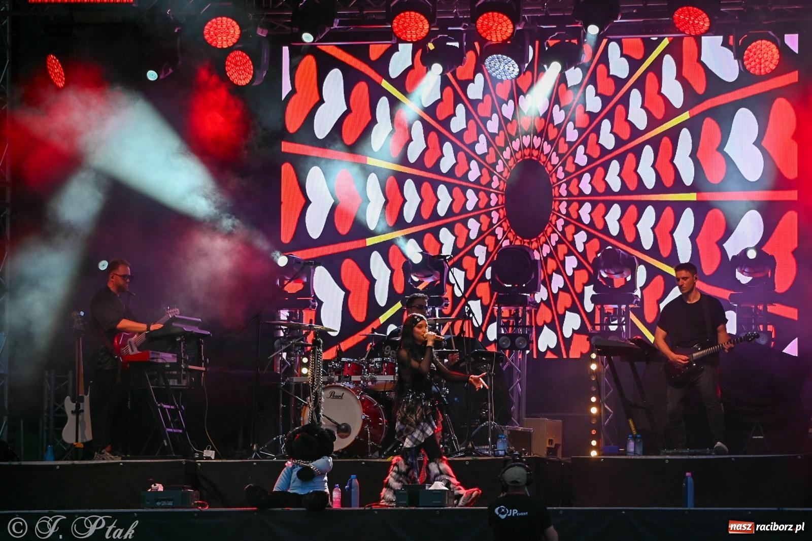 Zdjęcie w galerii na portalu naszraciborz.pl: Deszcz nie przegonił fanów – Viki Gabor i Grzegorz Hyży otworzyli Dni Raciborza [FOTO i WIDEO] wiadomości z regionu