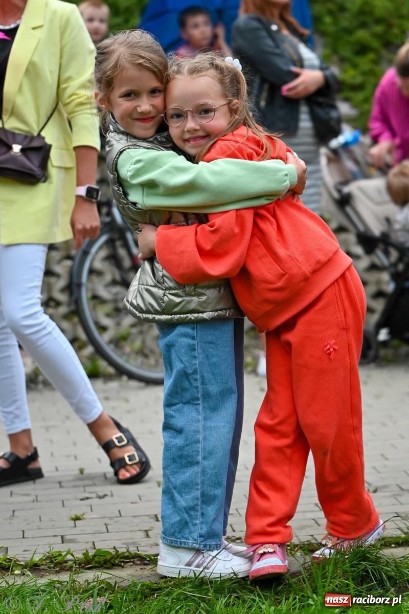 Zdjęcie w galerii na portalu naszraciborz.pl: Deszcz nie przegonił fanów – Viki Gabor i Grzegorz Hyży otworzyli Dni Raciborza [FOTO i WIDEO] wiadomości z regionu