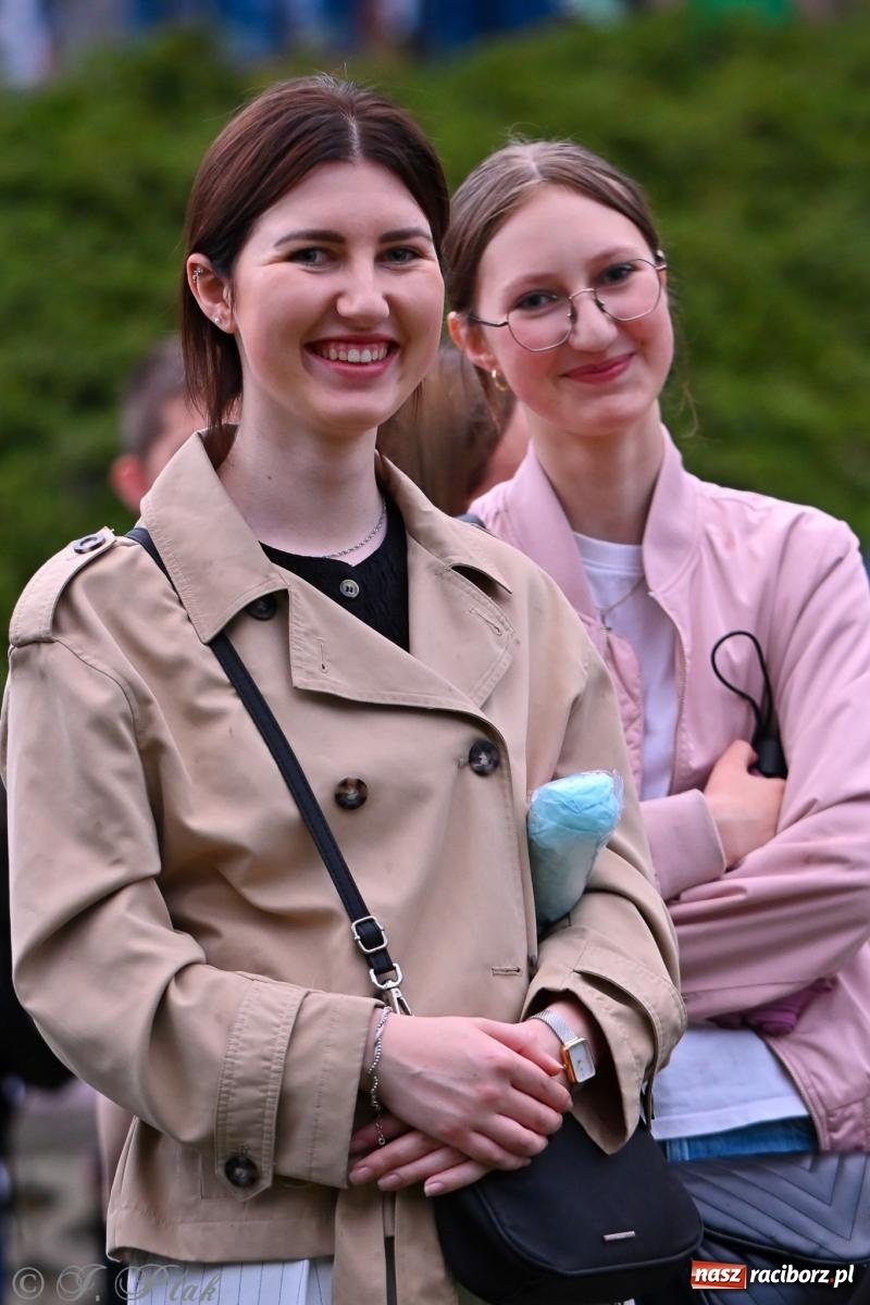 Zdjęcie w galerii na portalu naszraciborz.pl: Deszcz nie przegonił fanów – Viki Gabor i Grzegorz Hyży otworzyli Dni Raciborza [FOTO i WIDEO] wiadomości z regionu