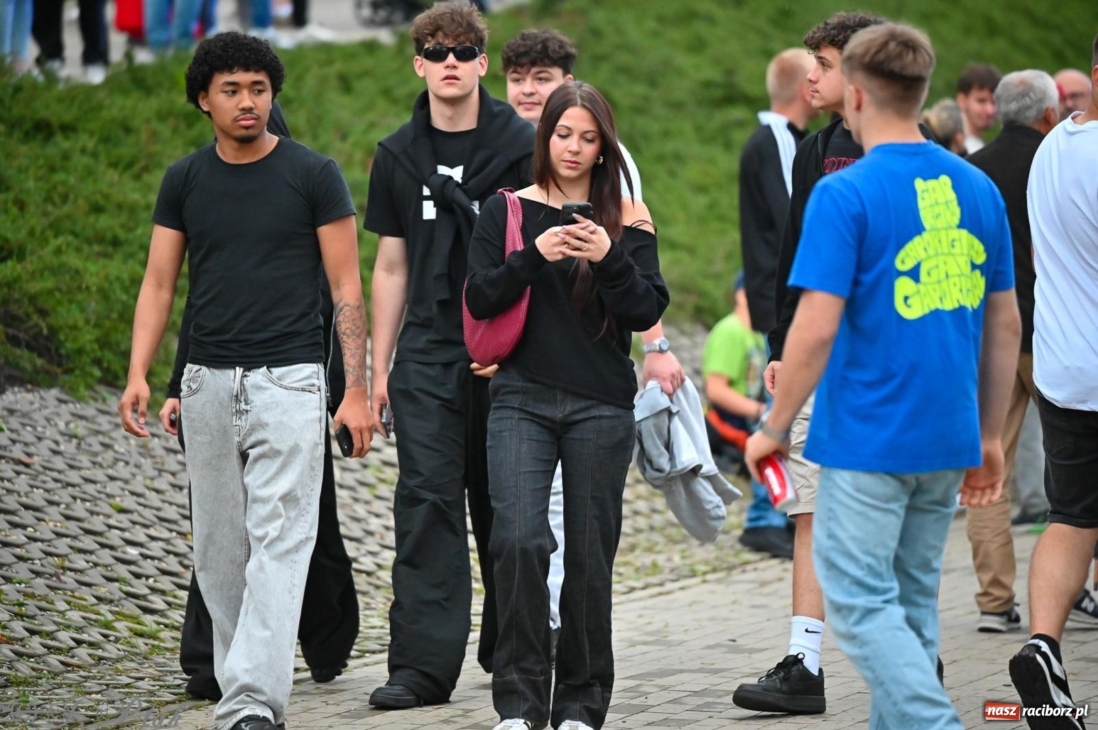 Zdjęcie w galerii na portalu naszraciborz.pl: Deszcz nie przegonił fanów – Viki Gabor i Grzegorz Hyży otworzyli Dni Raciborza [FOTO i WIDEO] wiadomości z regionu