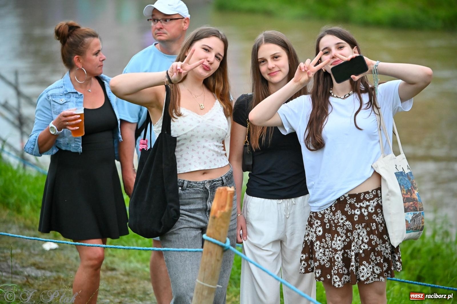Zdjęcie w galerii na portalu naszraciborz.pl: Deszcz nie przegonił fanów – Viki Gabor i Grzegorz Hyży otworzyli Dni Raciborza [FOTO i WIDEO] wiadomości z regionu