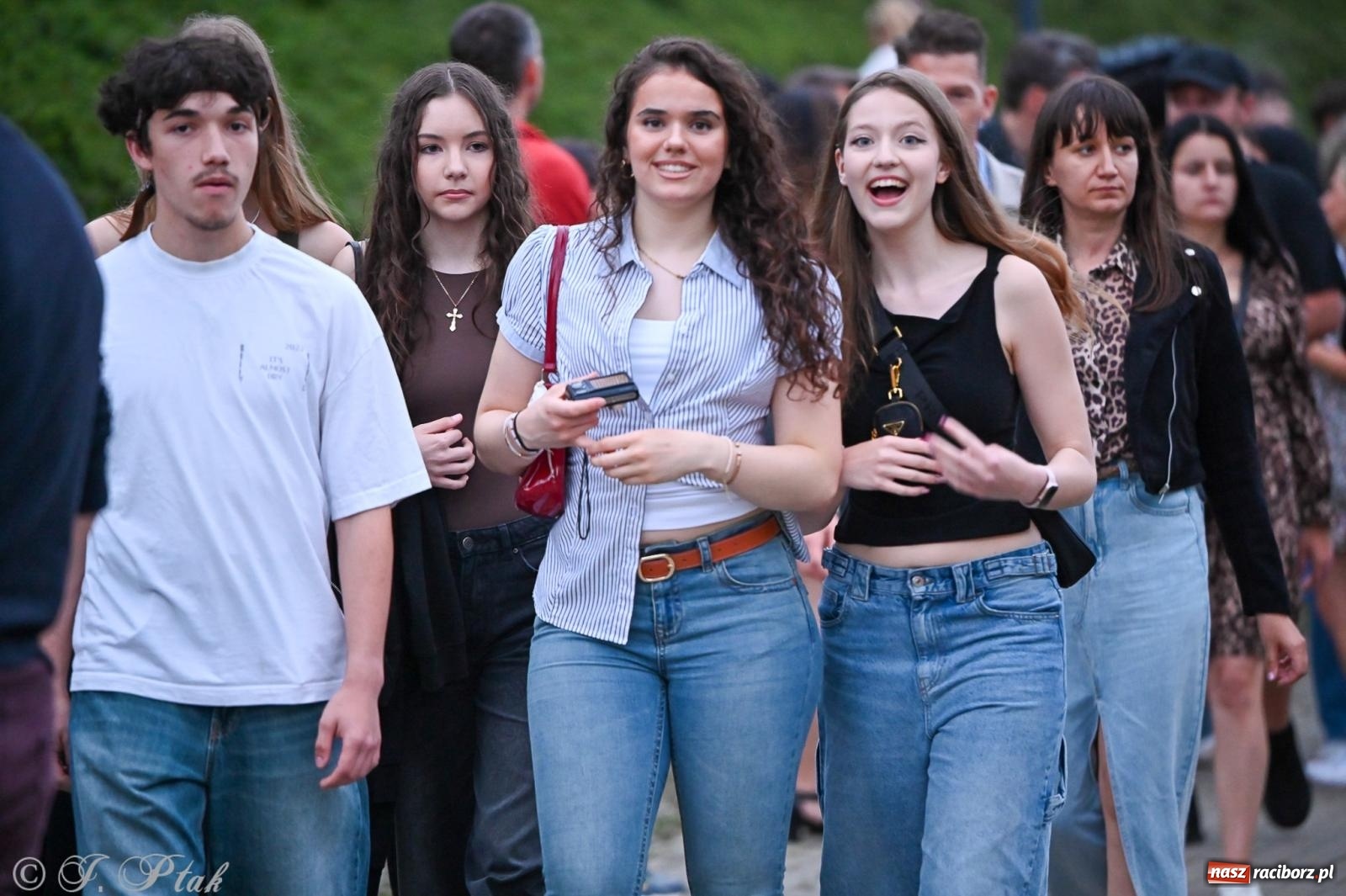 Zdjęcie w galerii na portalu naszraciborz.pl: Deszcz nie przegonił fanów – Viki Gabor i Grzegorz Hyży otworzyli Dni Raciborza [FOTO i WIDEO] wiadomości z regionu