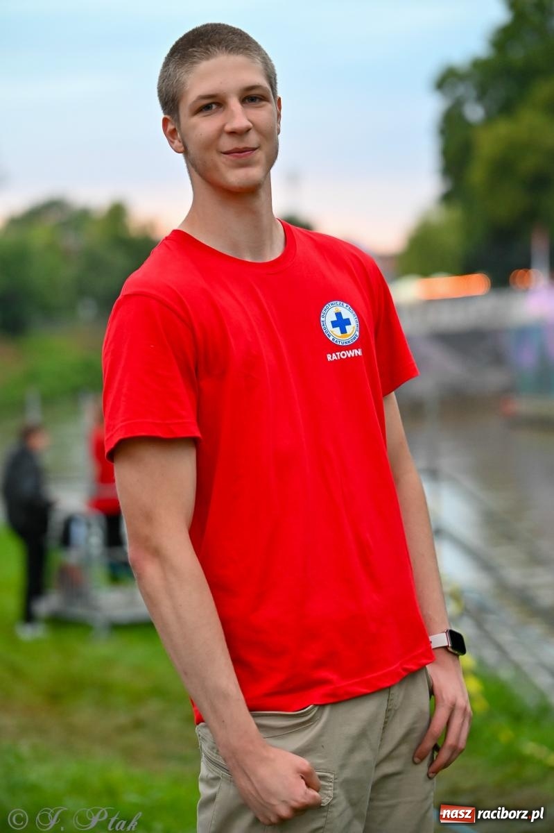 Zdjęcie w galerii na portalu naszraciborz.pl: Deszcz nie przegonił fanów – Viki Gabor i Grzegorz Hyży otworzyli Dni Raciborza [FOTO i WIDEO] wiadomości z regionu