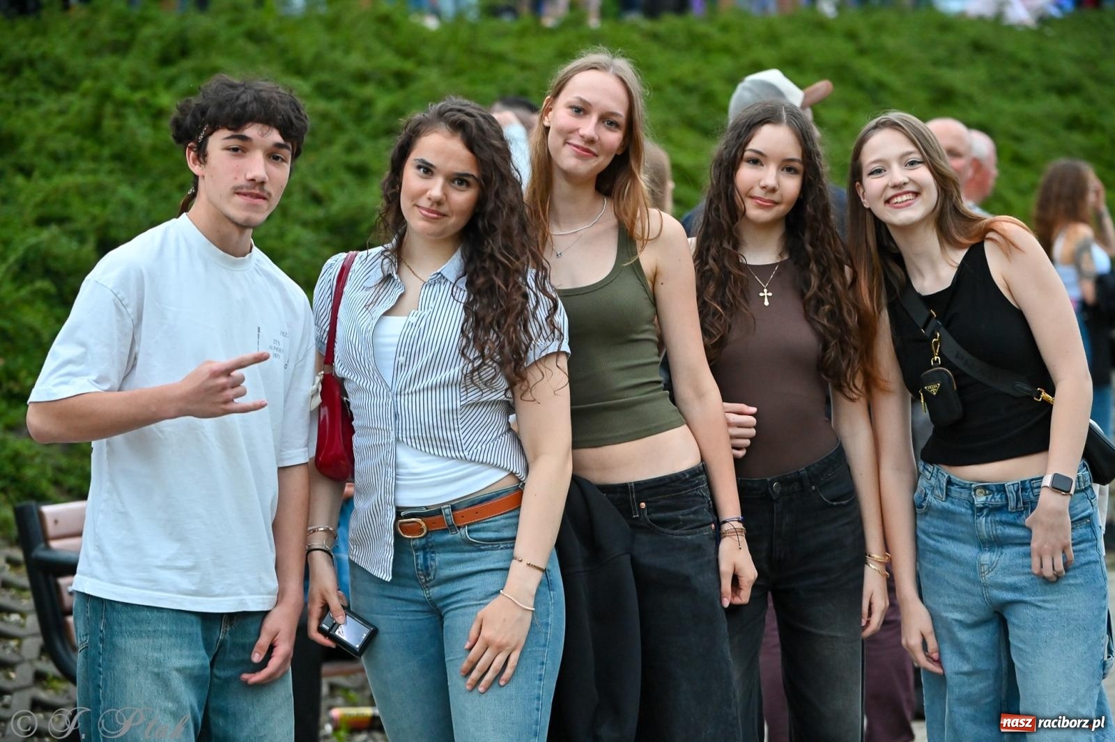 Zdjęcie w galerii na portalu naszraciborz.pl: Deszcz nie przegonił fanów – Viki Gabor i Grzegorz Hyży otworzyli Dni Raciborza [FOTO i WIDEO] wiadomości z regionu