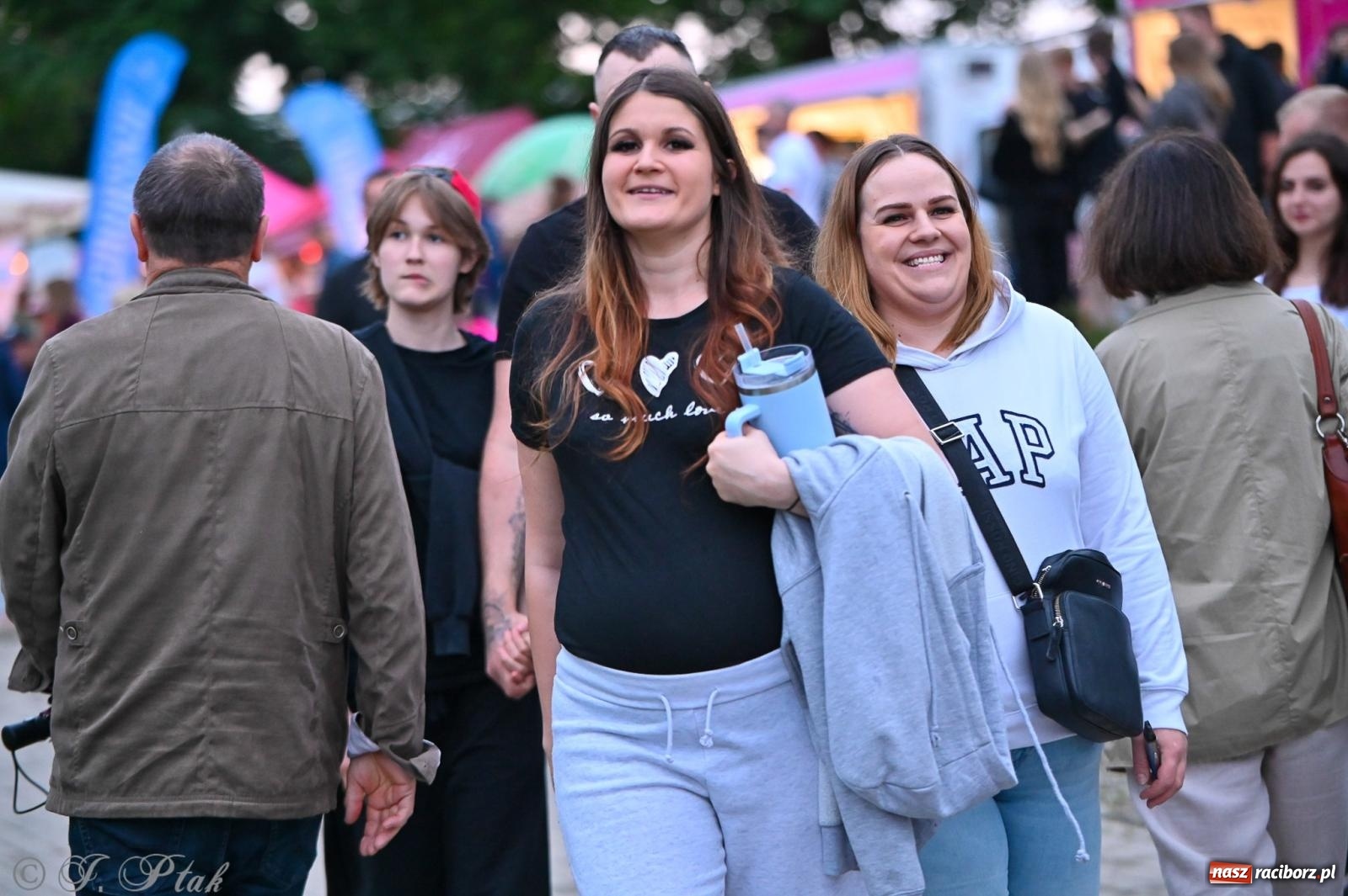 Zdjęcie w galerii na portalu naszraciborz.pl: Deszcz nie przegonił fanów – Viki Gabor i Grzegorz Hyży otworzyli Dni Raciborza [FOTO i WIDEO] wiadomości z regionu