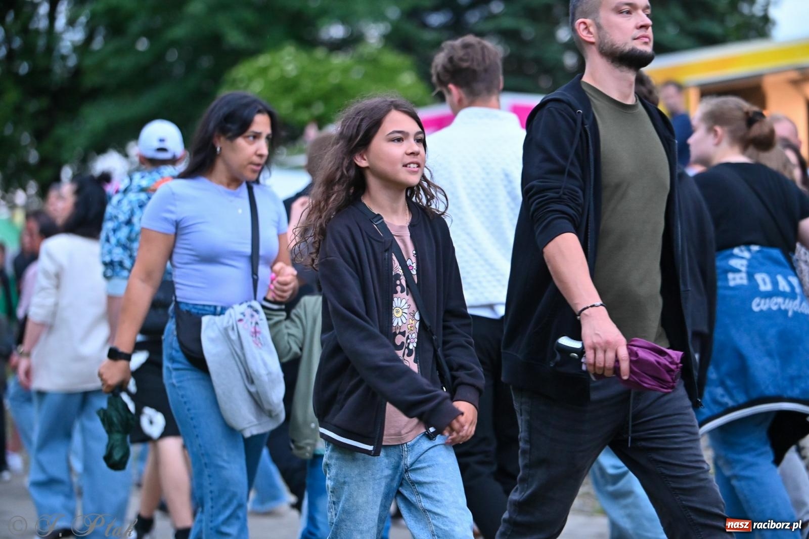 Zdjęcie w galerii na portalu naszraciborz.pl: Deszcz nie przegonił fanów – Viki Gabor i Grzegorz Hyży otworzyli Dni Raciborza [FOTO i WIDEO] wiadomości z regionu