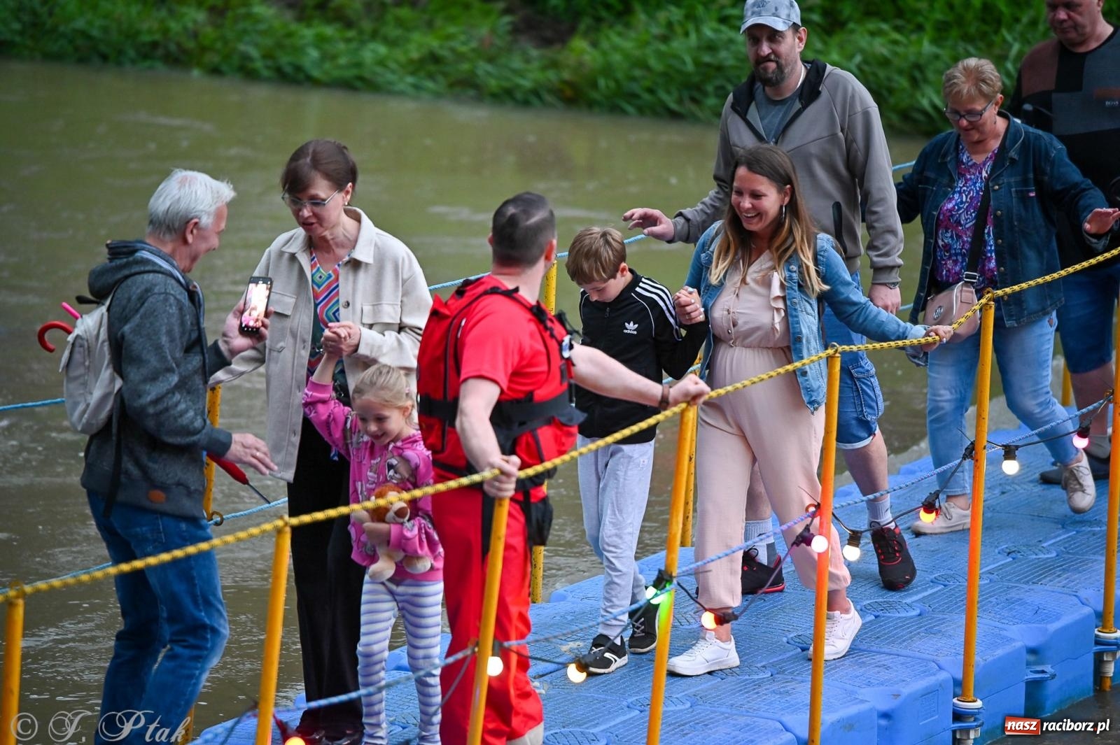 Zdjęcie w galerii na portalu naszraciborz.pl: Deszcz nie przegonił fanów – Viki Gabor i Grzegorz Hyży otworzyli Dni Raciborza [FOTO i WIDEO] wiadomości z regionu